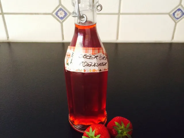 Erdbeer- Sirup mit Rosenwasser