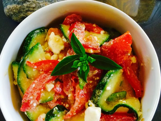 Zucchini- Tomaten Salat mit Feta 