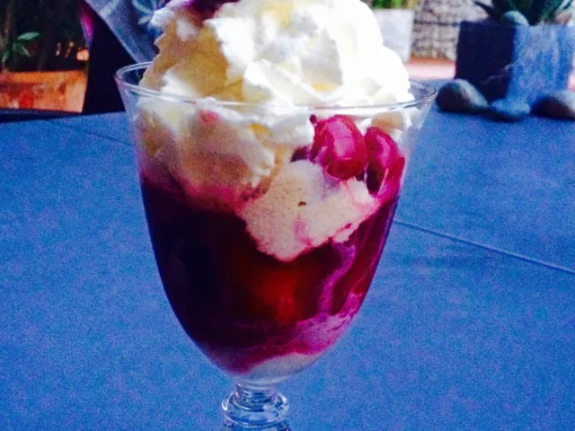 Einfaches Zimt-Eis mit beschwipsten Kirschen 