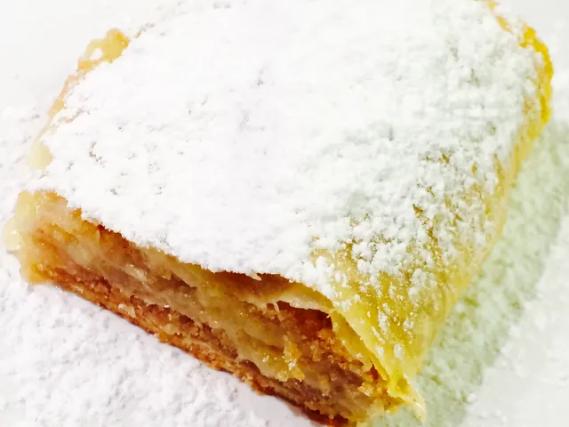 Rhabarber Strudel mit Apfel 