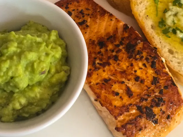 Gegrillter Lachs mit Knoblauchbrot