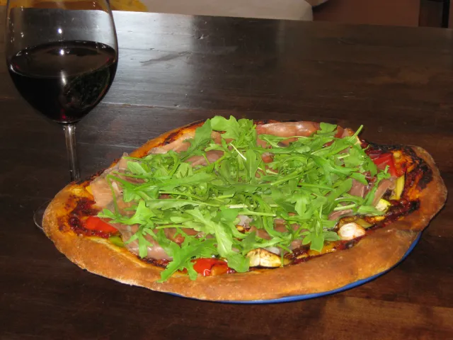 Gemüsepizza mit Parmaschinken