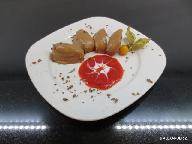 Schokoladenmousse deluxe auf Erdbeerspiegel