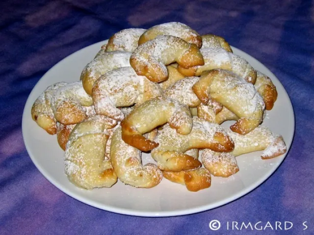 Nusskipferl aus Mürbteig