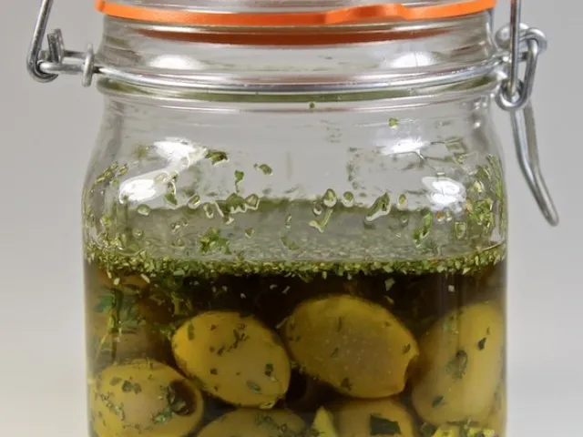 In Kräuter eingelegte Oliven