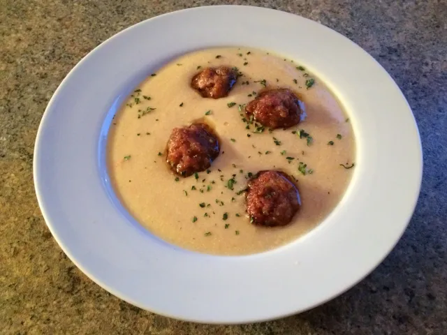 Karfiolcremesuppe mit Hackfleischbällchen