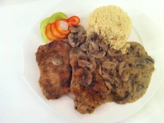 Schweineschnitzerl in Champignonsahnesauce mit Couscous