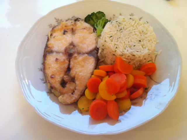 Schwertfischfilet mit gemischtem Gemüse und Reis