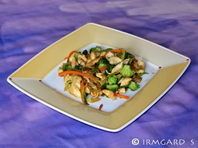 Huhn mit Gemüse und Nüssen