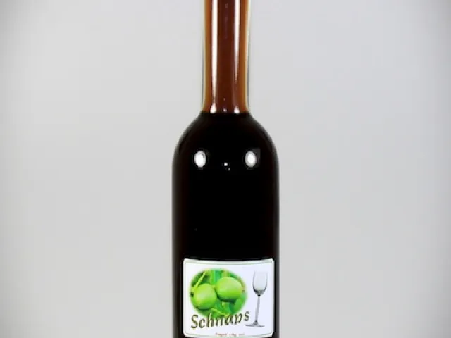 Schnaps aus grünen Nüssen