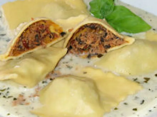 Thunfisch-Ravioli mit mediterraner Rahmsauce