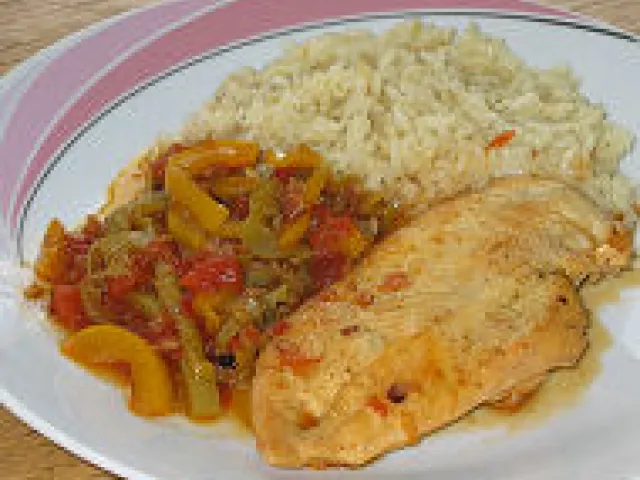 Hühnerbrust auf Paprika-Tomaten-Gemüse