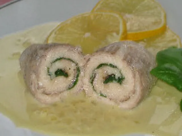 Poschierte Forellenröllchen an Rieslingsauce