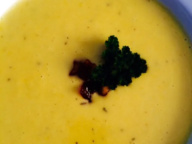 Kartoffelsuppe mit Käse und Karamell-Äpfel
