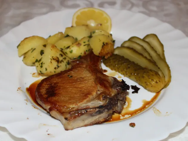 Schweinskottelet mit Petersilkartoffeln