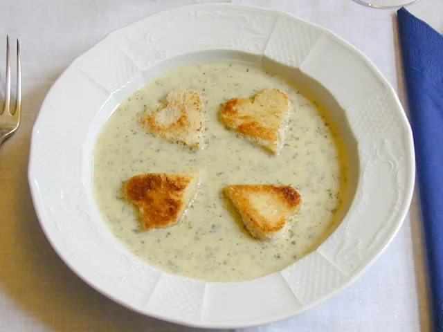 Kräutersuppe mit Brotherzen