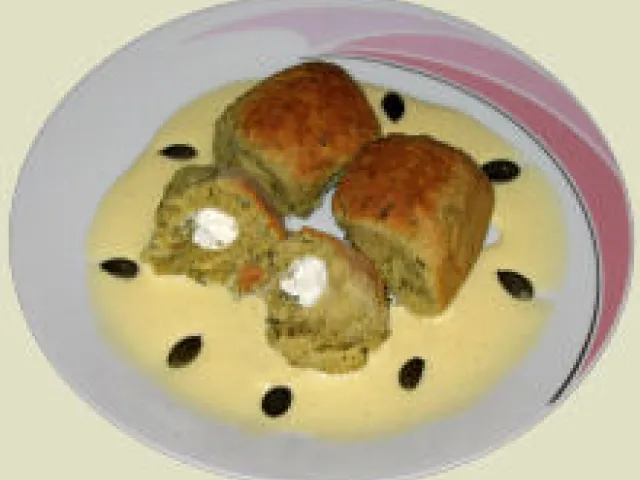 Kürbiskernbuchteln mit Schafkäsefülle und Knoblauchsabayon