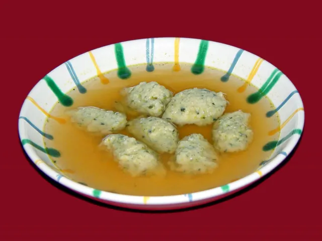Klare Suppe mit Kürbiskernnockerl