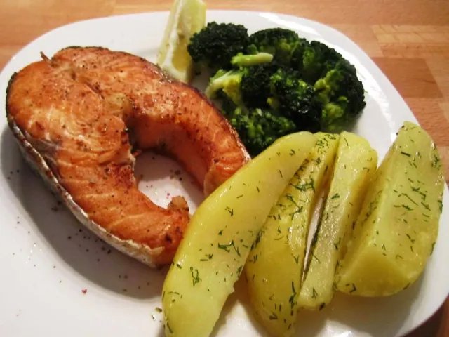 Lachssteak natur mit Brokkoli und Dillkartoffeln
