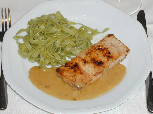 Lachsfilet mit Weißweinsauce