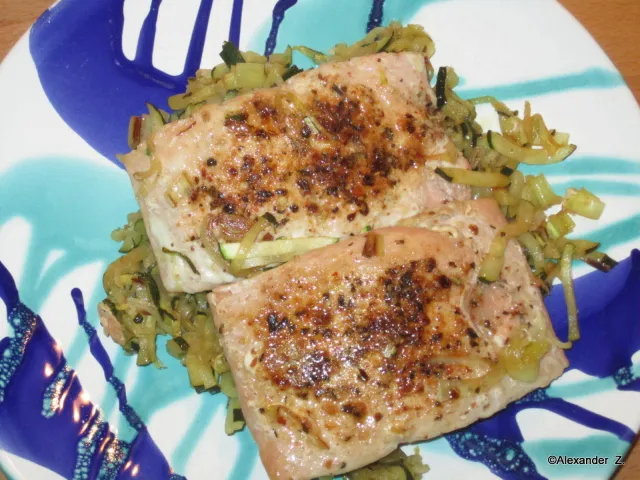 Lachssteak auf Zucchini-Lauchgröstl