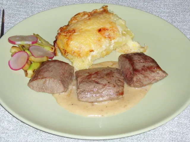 Lammfilet mit Schalottensauce und Erdäpfelgratin