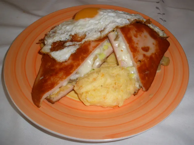 Gefüllter Leberkäse auf Kartoffel - Karottenpürree