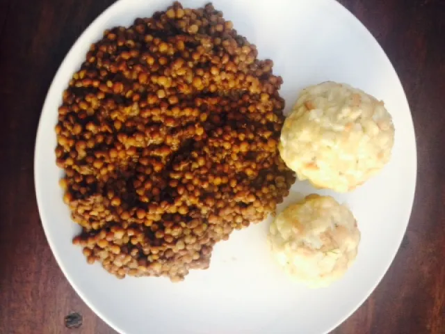 Linsen mit Semmelknödel