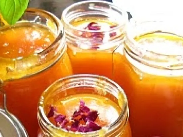 Marillenmarmelade mit Rosenblättern