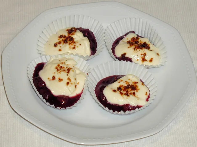 Marzipancreme auf Rotweinweichseln