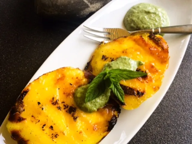 Gegrillte Mango mit Minzepesto