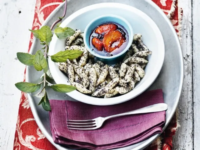 Mohnnudeln mit Zwetschken