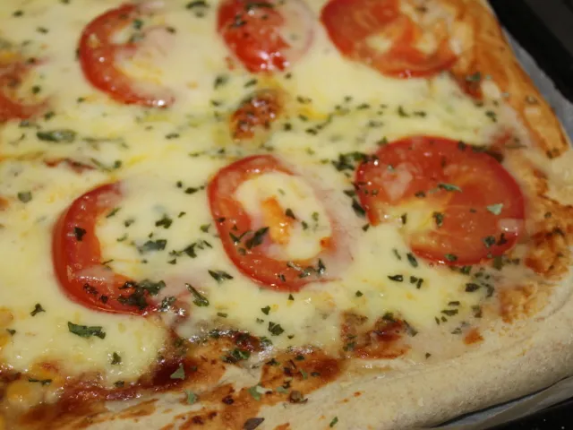 Pizza Margherita (mit Basilikum, Mozarella & Tomaten)