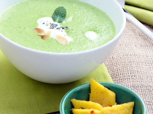 Erbsen-Minz-Suppe mit Polentaschnittchen