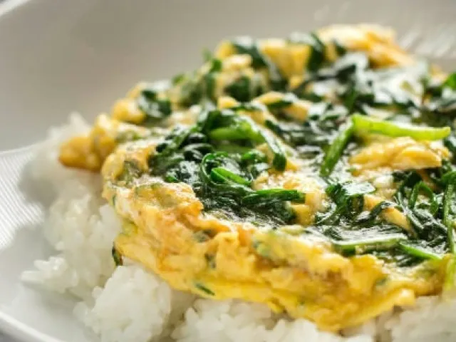 Ei mit Schnittlauch auf Reis