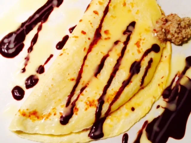 Nusspalatschinken mit Schokoladensauce