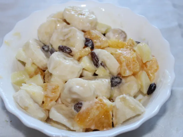 Obstsalat mit Rosinen