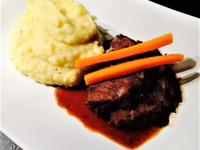 Ochsenbacken in Portweinsauce