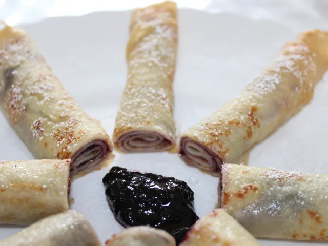 Palatschinken mit Heidelbeermarmelade