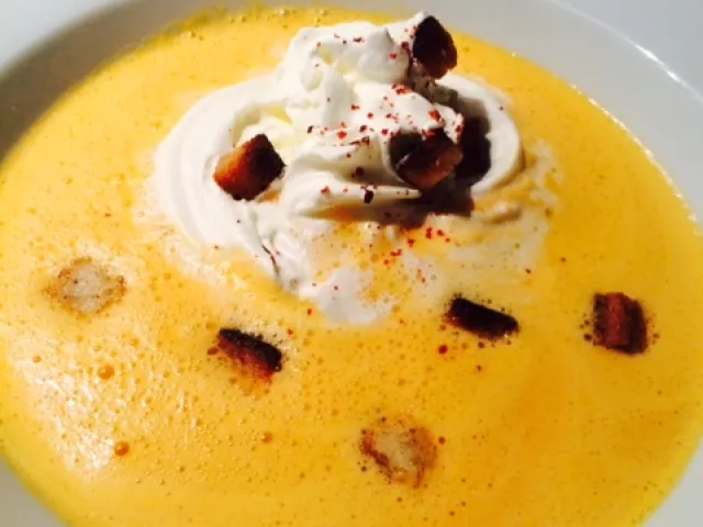 Paprika Suppe+Zimtcroutons