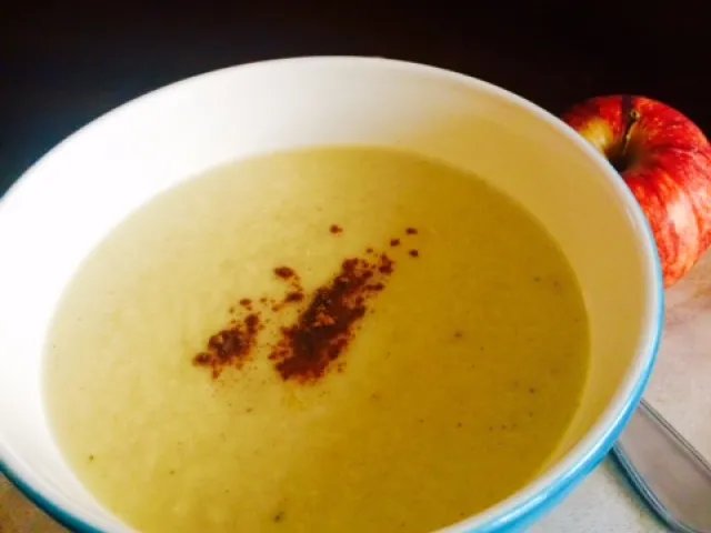 Petersilienwurzelsuppe mit Apfel
