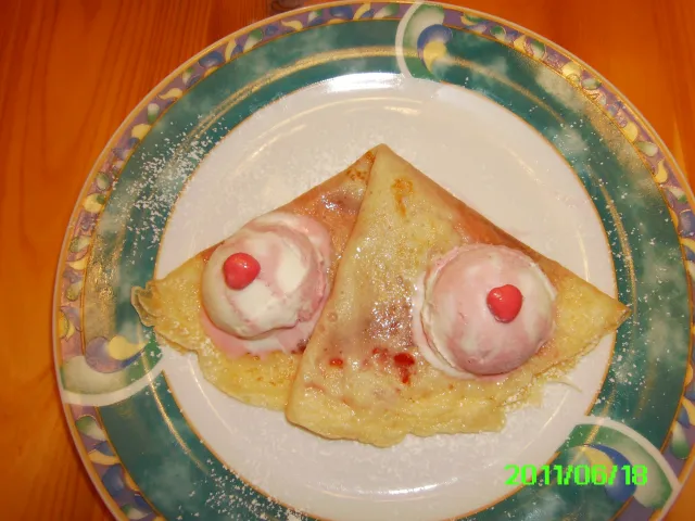 Erdbeer Palatschinken mit Hello Kittyeis