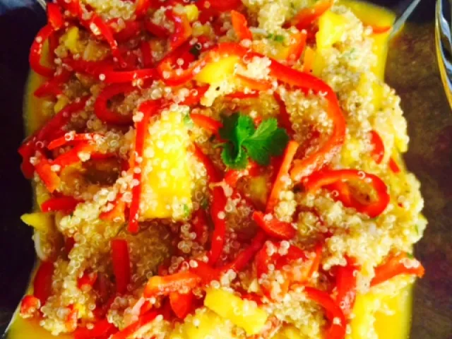 Pikanter Paprika- Mango Salat mit Quinoa