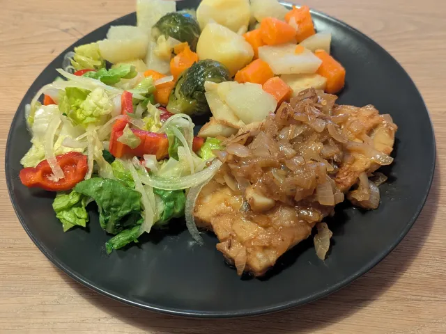 Polardorsch in Zwiebelsauce mit Gemüse 