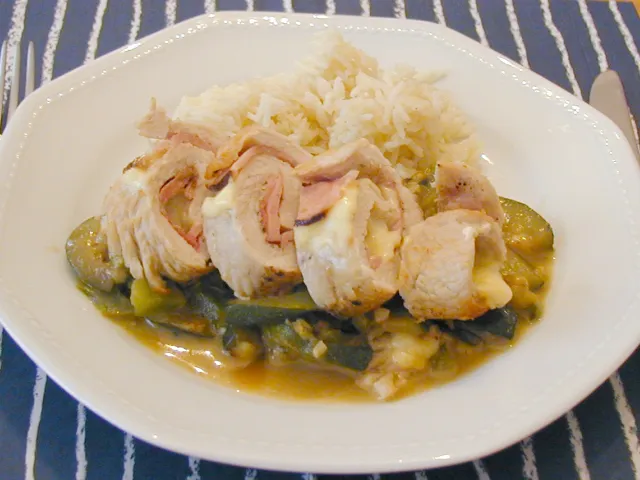 Putenroladen auf Zucchinigemüse