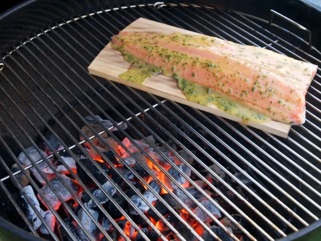 Lachsfilet auf der Planke gegrillt.