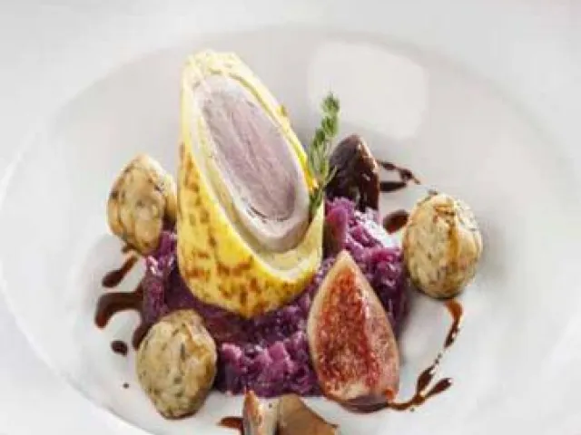 Rehrücken im Waldpilz-Crêpe gebacken auf Feigen-Rotkohl