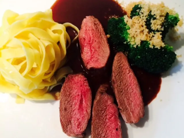 Rehrücken mit Hagebuttensauce