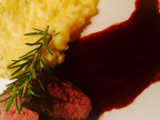Rehrücken mit Rotweinsauce
