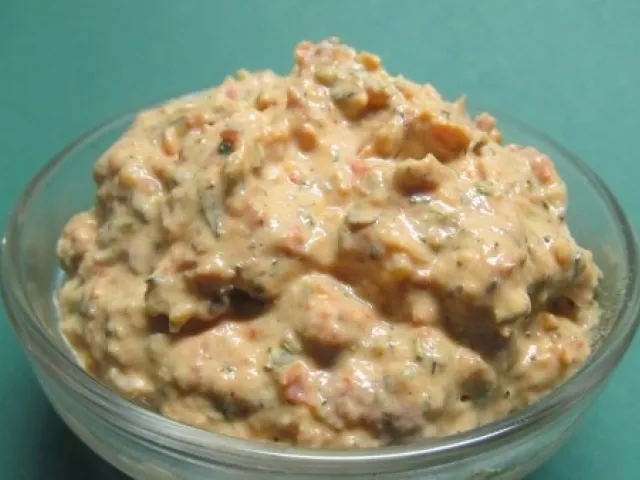 Ricotta Dip mit getrockneten Paradeisern und Thymianhonig